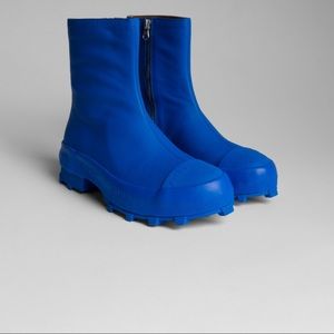 Camper style lab, bright blue boot.